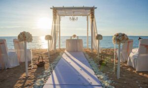 Descubre cómo organizar bodas en la playa y los trámites necesarios.