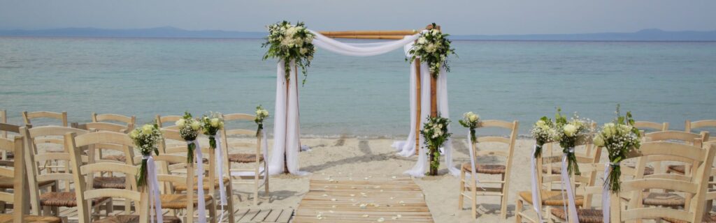 Descubre cómo organizar bodas en la playa y los trámites necesarios.