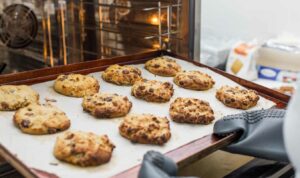 Descubre qué hace un repostero, sus funciones, diferencias con un pastelero y las habilidades clave para destacar en esta profesión.